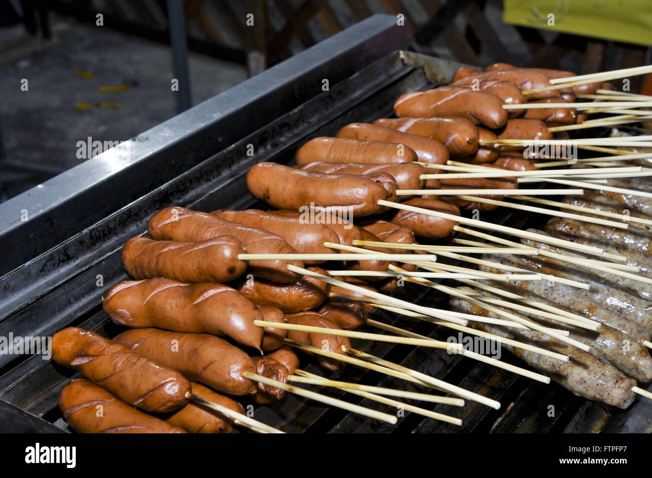 Salsicce arrosto pronto a servire la tradizionale festa di Santa Polenta quartiere Olimpia Foto Stock