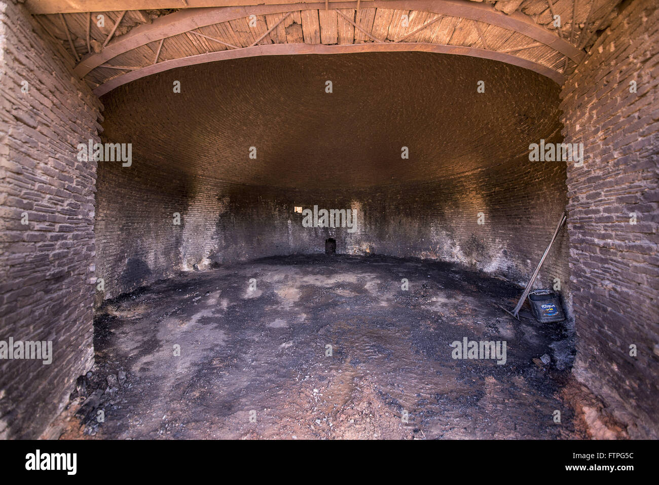 Carbone forno utilizzato per la produzione di carbone di legna Foto Stock