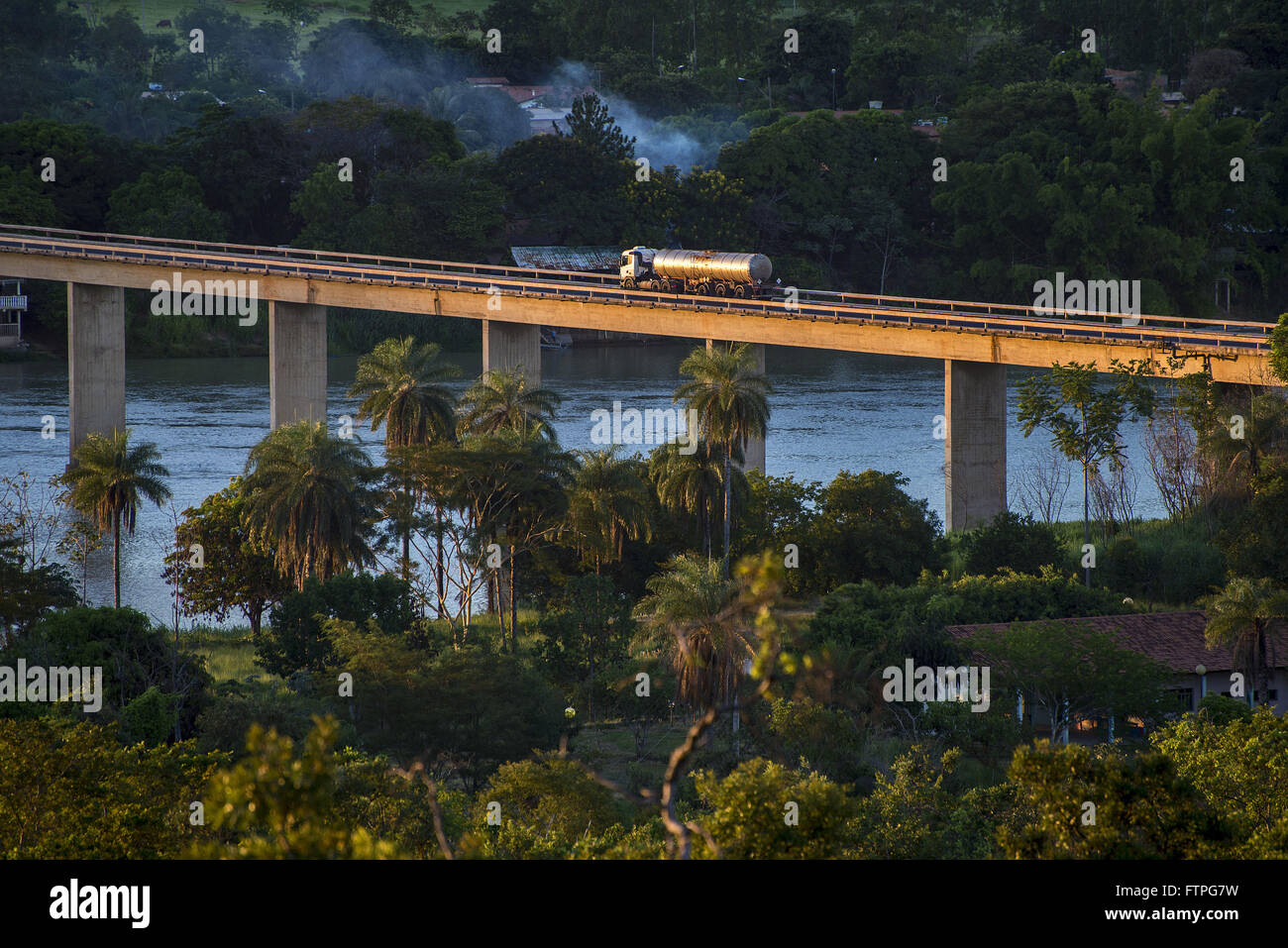 Autocisterna che viaggiano sul BR-040 ponte del Rio Sao Francisco nel tardo pomeriggio Foto Stock