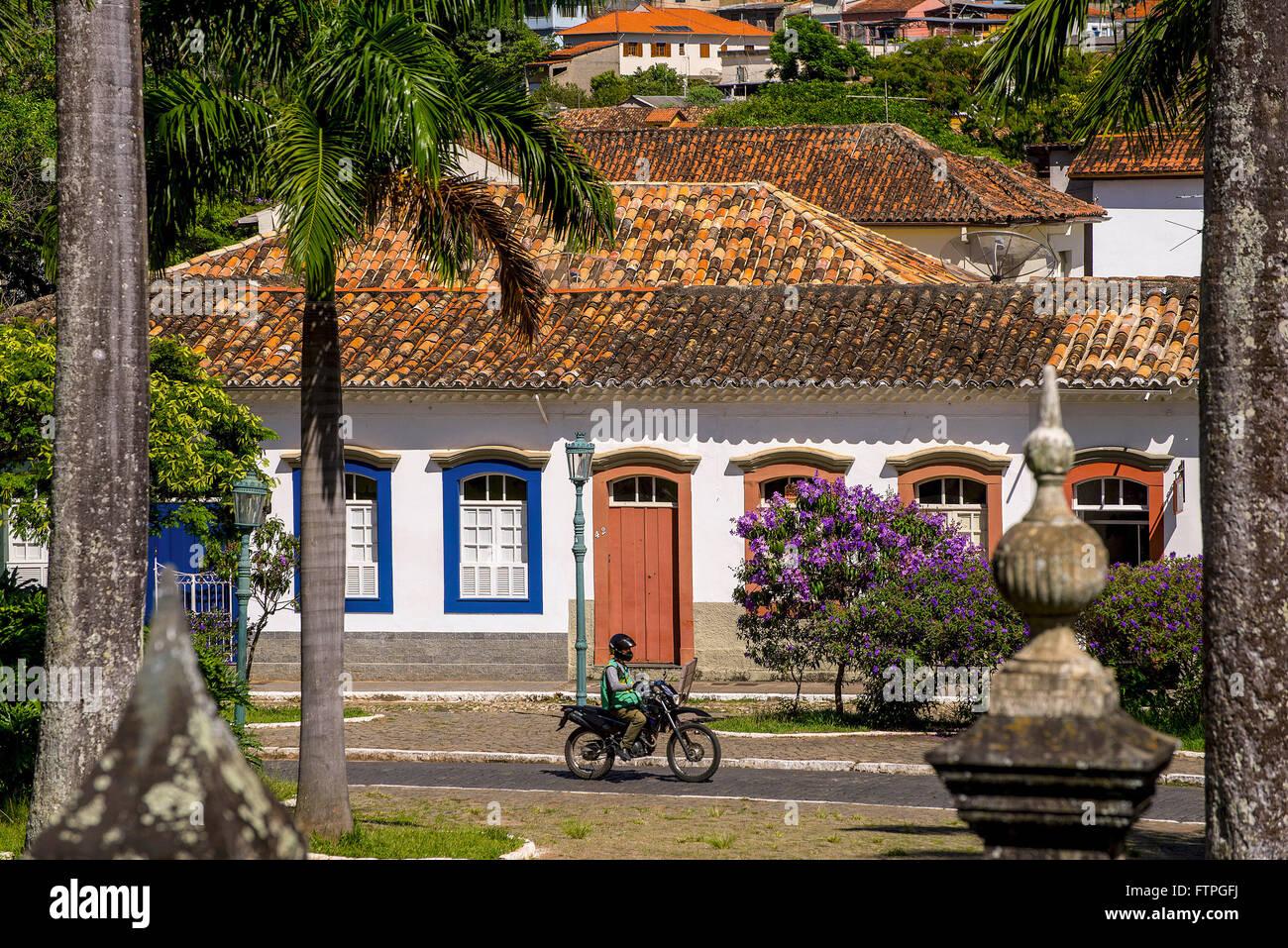 Biker passando davanti alle case Praca Frei Orlando o Largo Sao Francisco Foto Stock