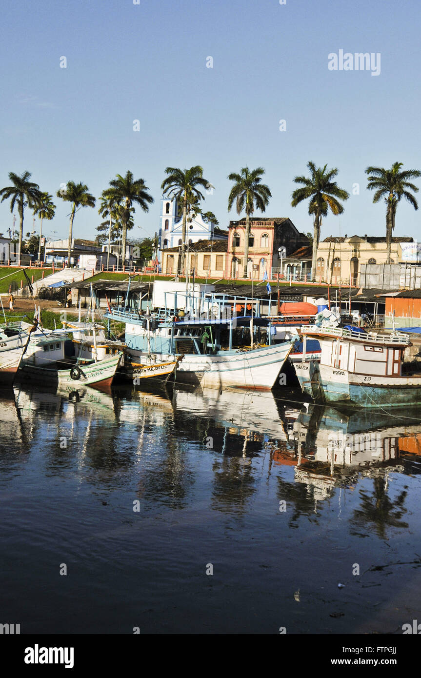 Porto di fiume nel centro storico della città sul fiume Caetes Foto Stock