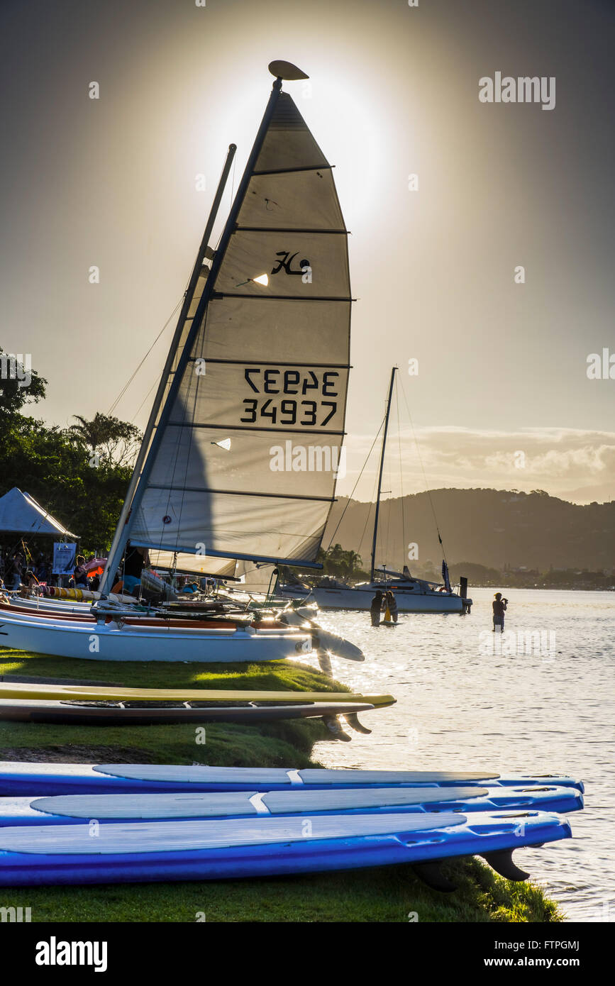 Attrezzature per sport nautici sul bordo di Lagoa da Conceicao Foto Stock