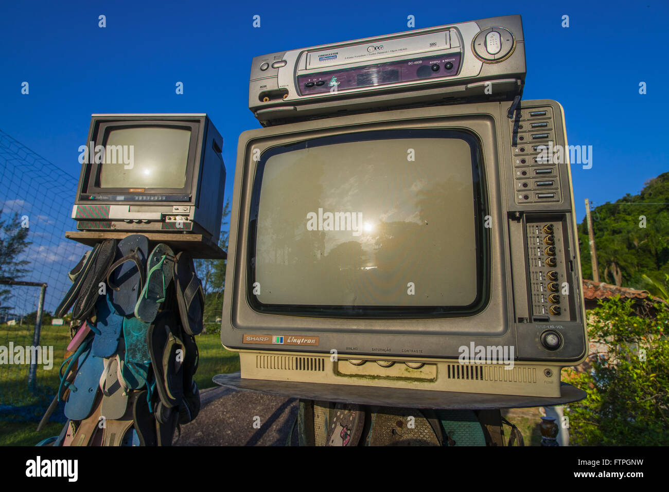 Dettaglio di arte di installazione di pantofole e di tv in spiaggia di ingresso Foto Stock