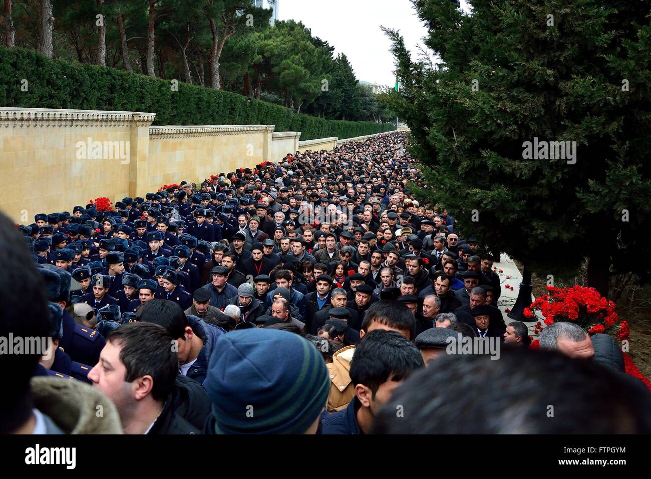 BAKU in Azerbaijan - 20 gennaio 2014 Folla di cadetti e persone in lutto al monumento di Baku, su anniversario di uccisioni di civili Foto Stock