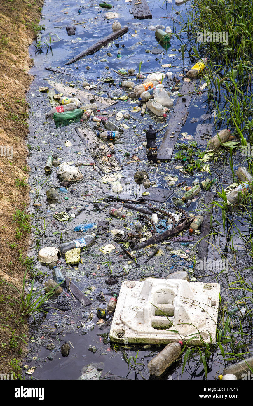 Dettaglio dei rifiuti galleggianti nel Master Igarape Chico - centro della città Foto Stock
