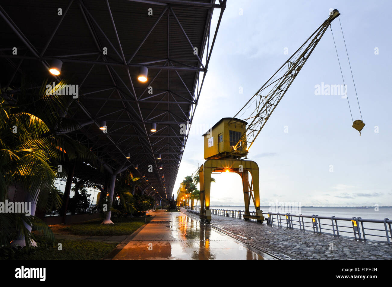 Dock Station sulle rive della Baia di Guajara in giorno di pioggia Foto Stock