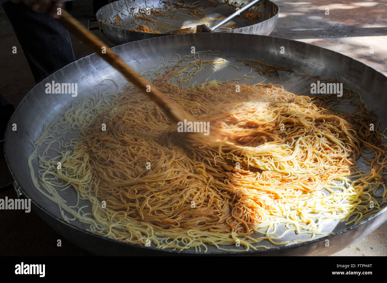 Volunteer preparare la pasta per la Festa do Boi parlare che si verificano ha 18 anni Foto Stock