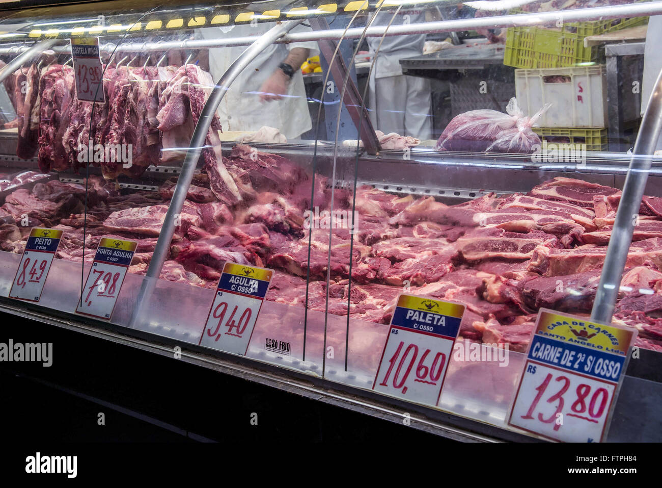 Butcher con la vendita di carni bovine nel Mercato Pubblico Centrale Foto Stock
