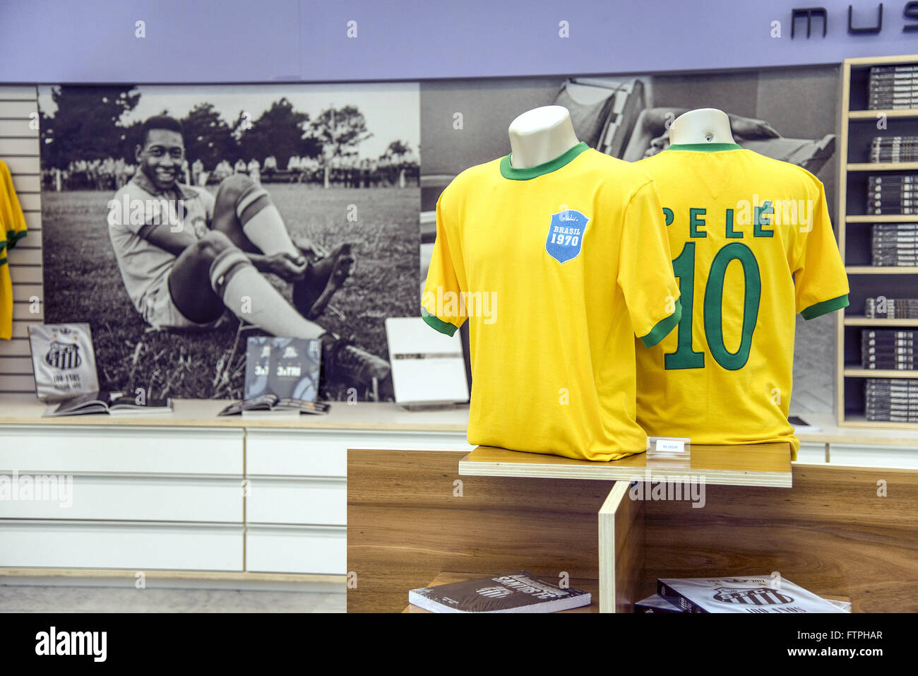 Negozio con prodotti in onore del giocatore di calcio Pele - Interno museo della pelle Foto Stock
