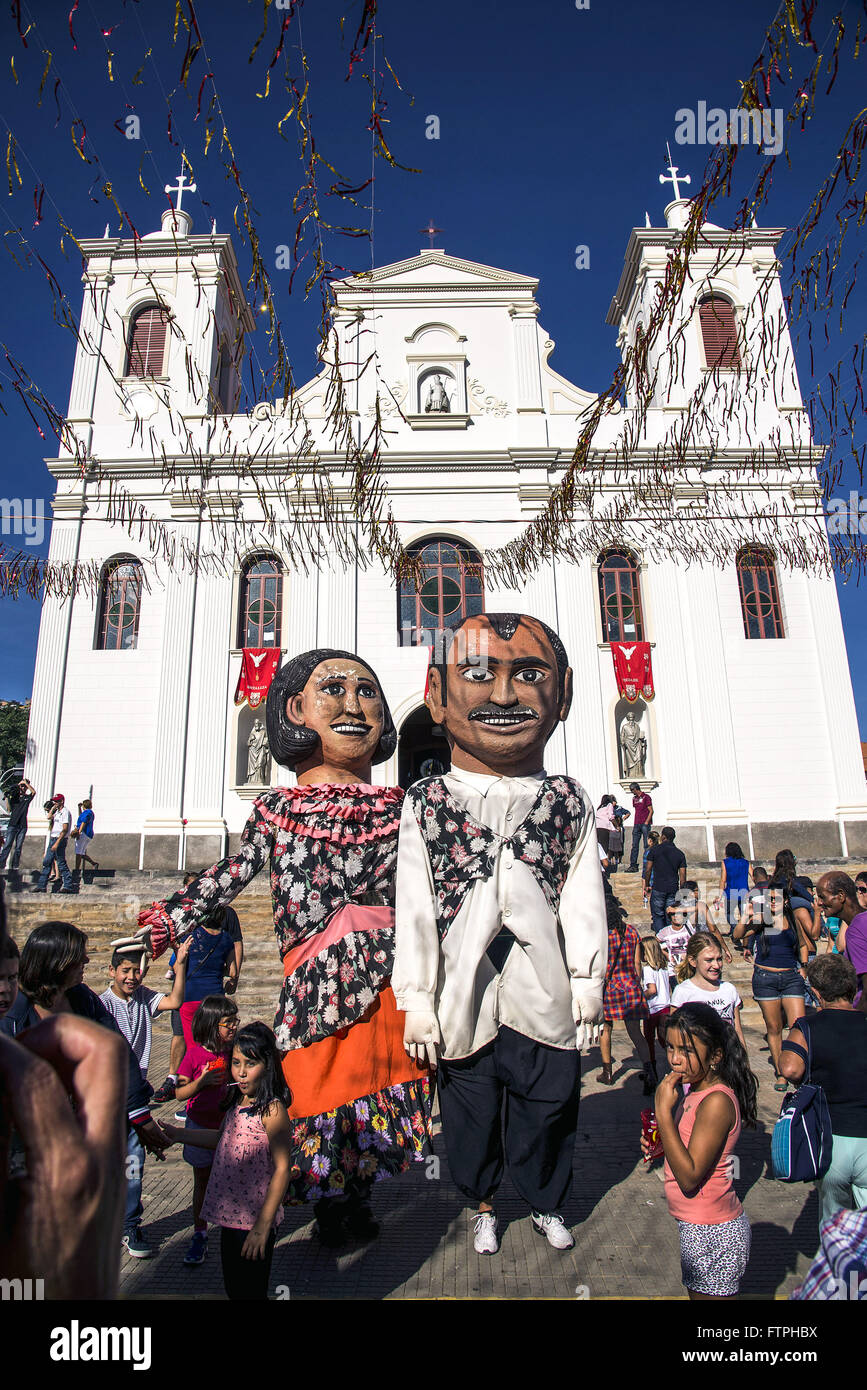 Parade bonecoes davanti la chiesa di Sao Luis de Tolosa Foto Stock
