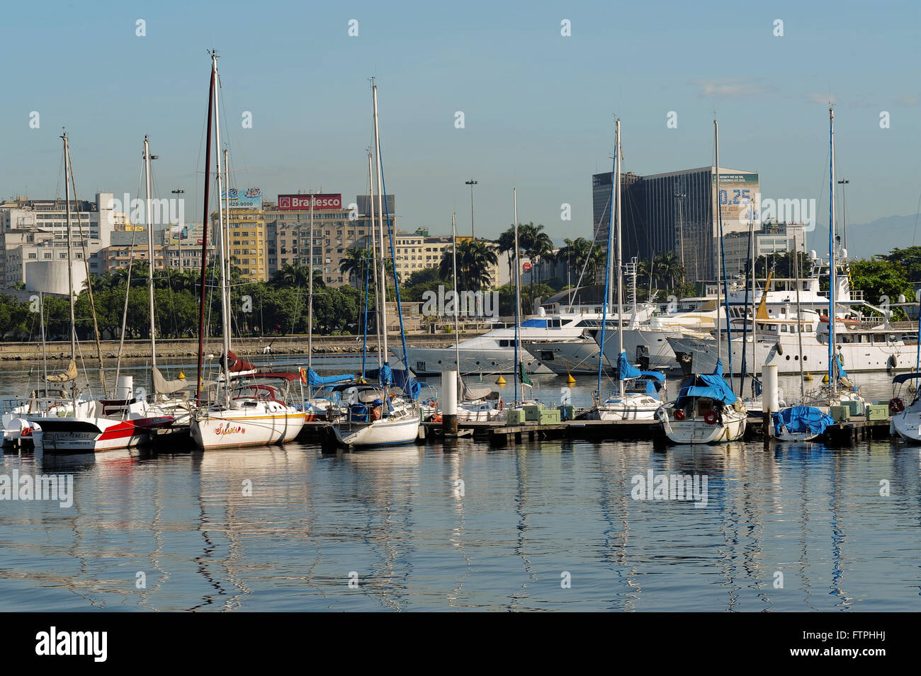 Barche ormeggiate nella gloria della città di Rio de Janeiro Marina Foto Stock