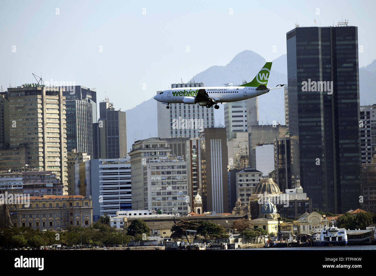 Aeroplano che vola sopra la città di Rio de Janeiro Foto Stock