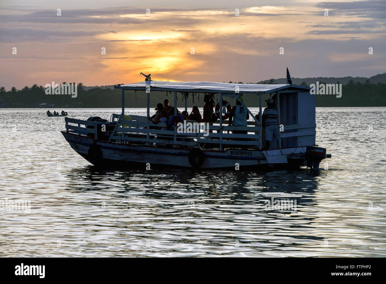 Turisti passeggiata in barca al tramonto in laguna Mundau - sud della città costiera Foto Stock