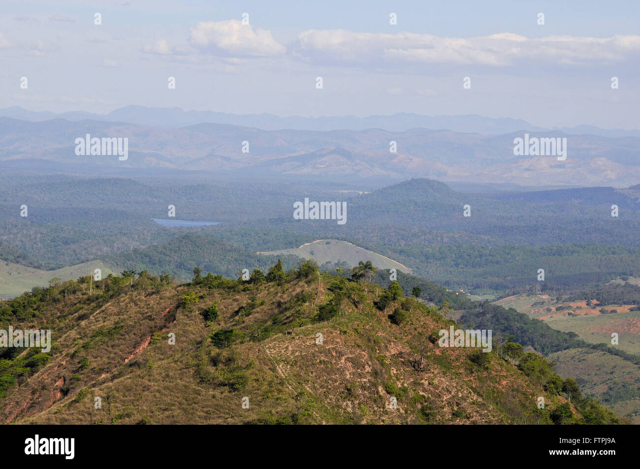 Vista superiore della zona rurale e il Rio Doce parco dello stato in background Foto Stock