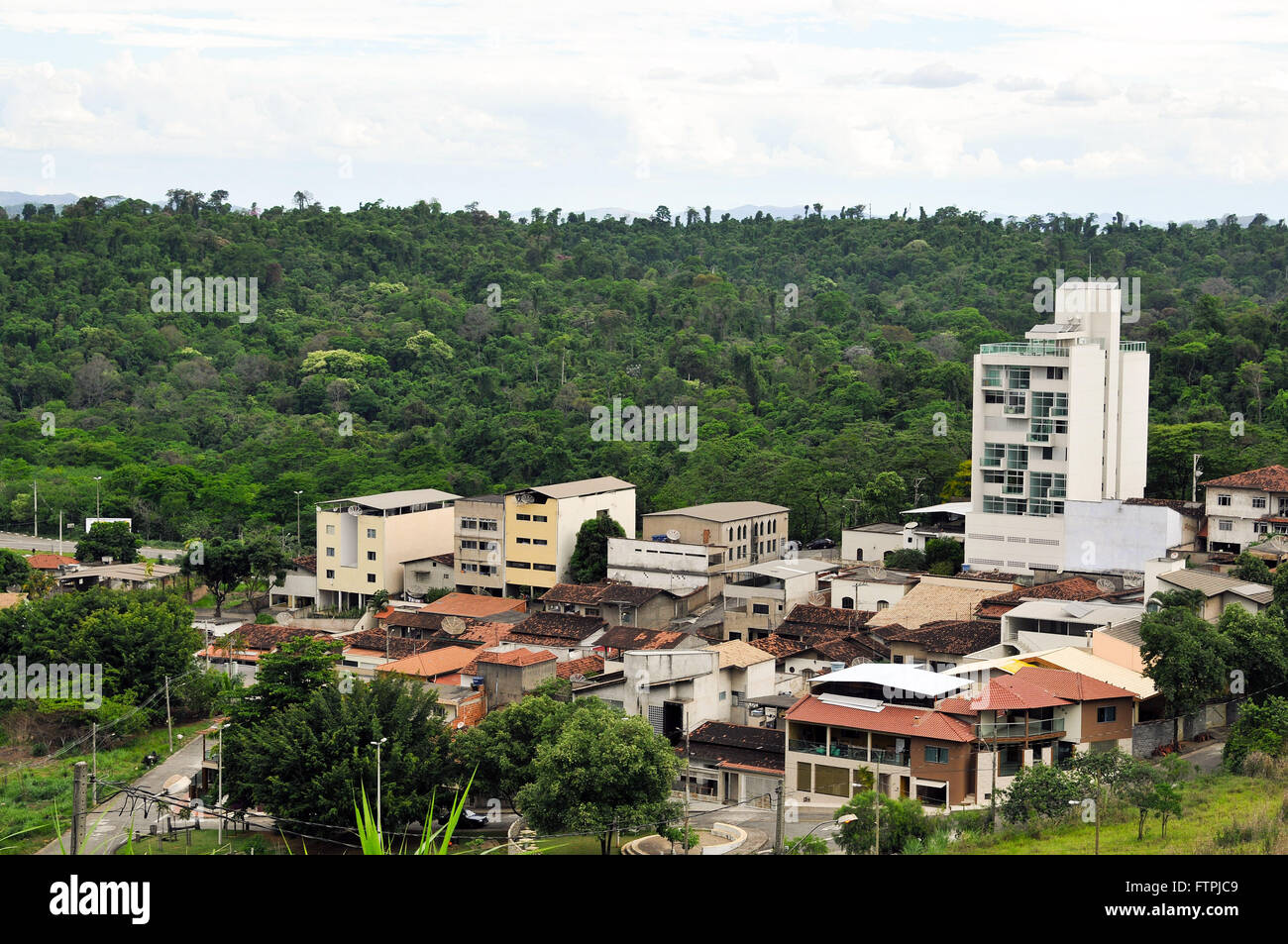 Vista superiore del case in città con il Rio Doce parco dello stato in background Foto Stock