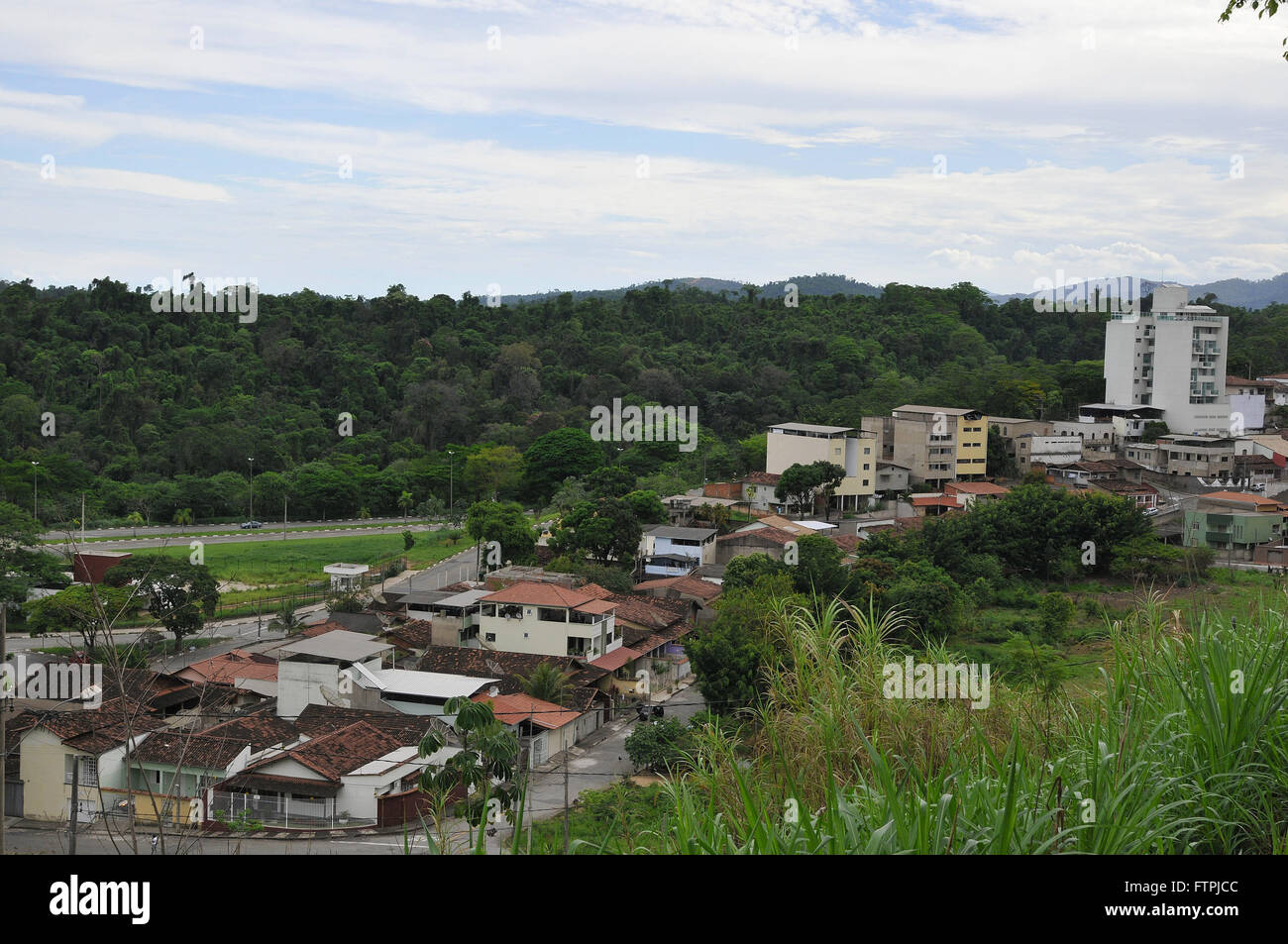 Vista superiore del case in città con il Rio Doce parco dello stato in background Foto Stock