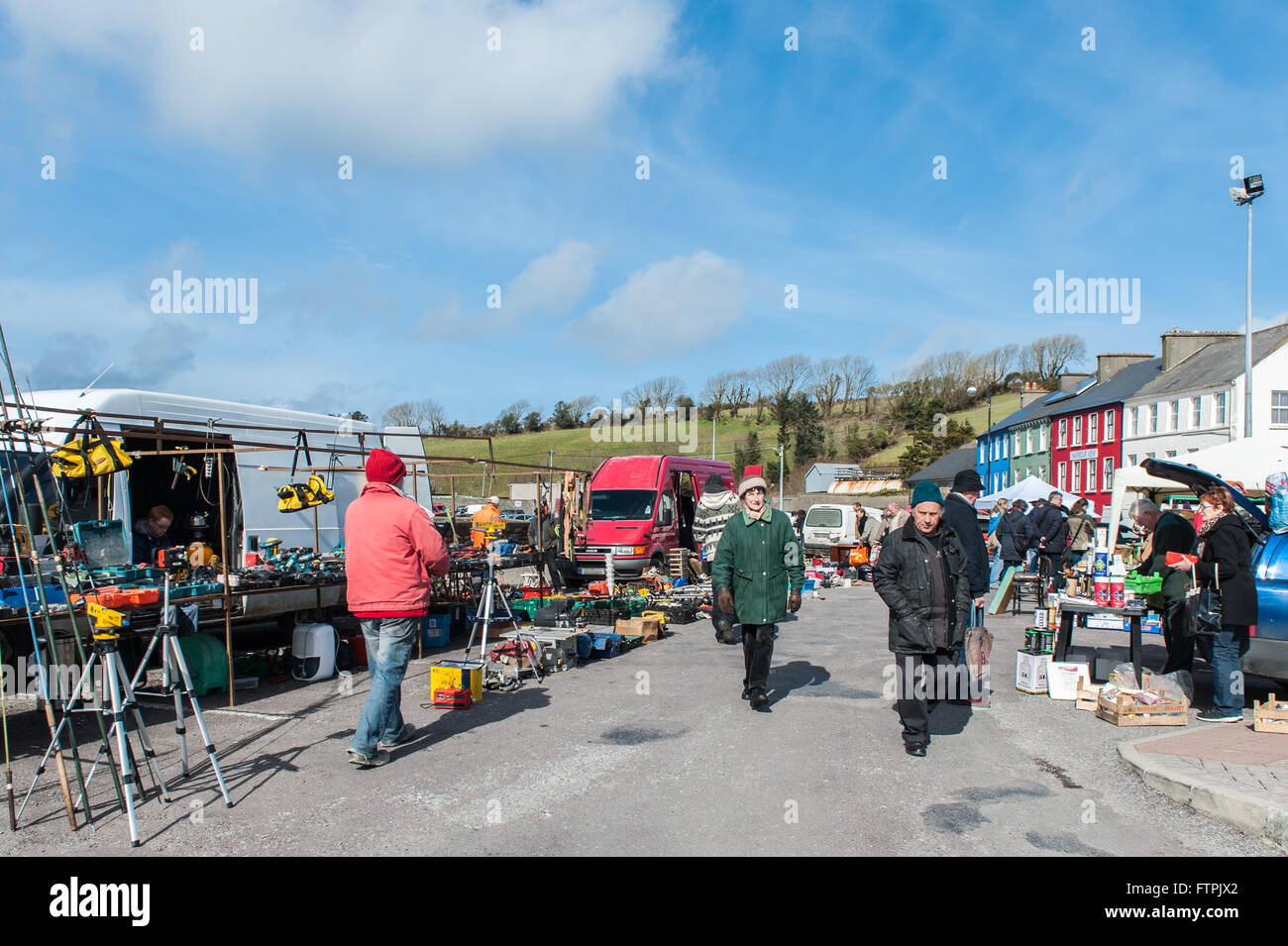 Mercato del venerdì di Bantry, West Cork, Irlanda, in un giorno di marcia soleggiato. Foto Stock