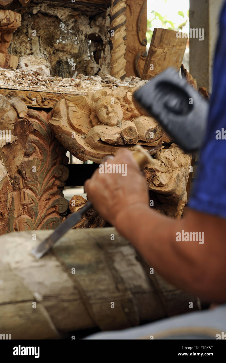 Artigiano intagliare il legno - Valle di Jequitinhonha Foto Stock