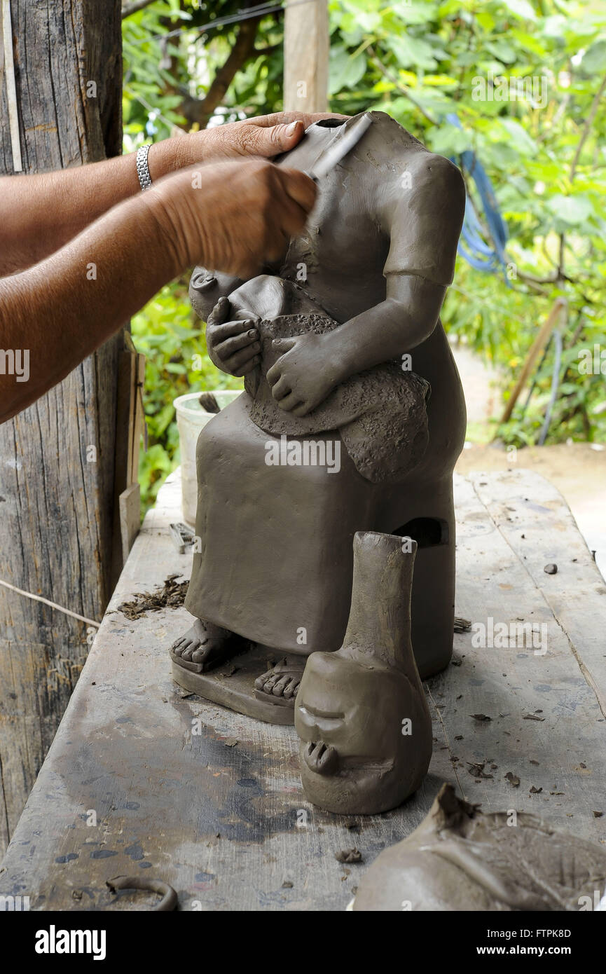 Artesa il villaggio di Santana do Aracuai modellazione nella scultura in ceramica Foto Stock