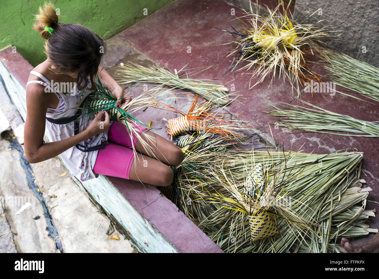 Horto colle donne&#39;s la produzione di borsette fatte a mano utilizzando paglia di carnauba Foto Stock