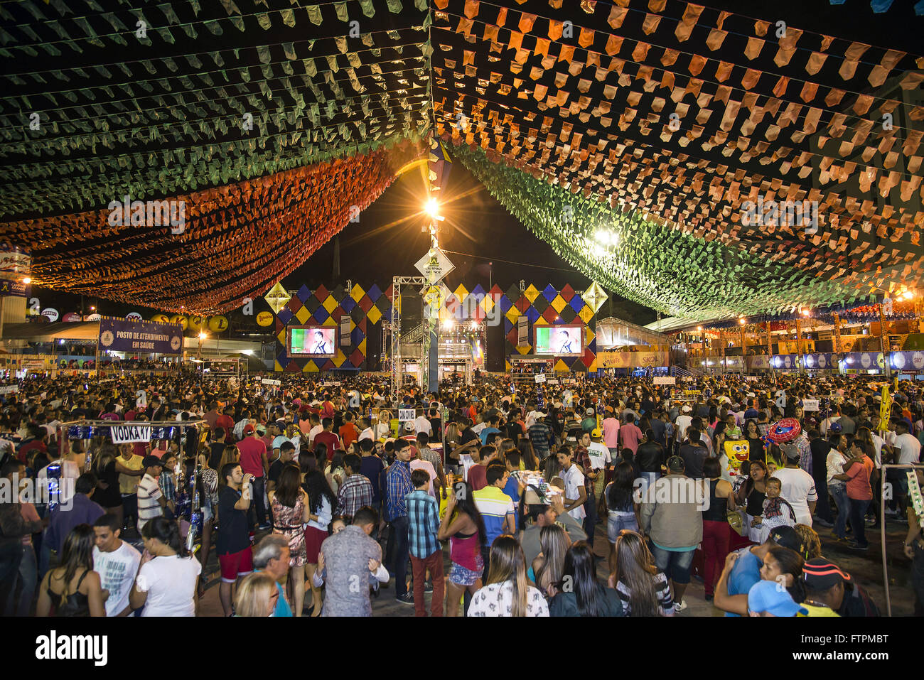 Turistas em decorada area durante una festa junina no Parque do Povo Foto Stock