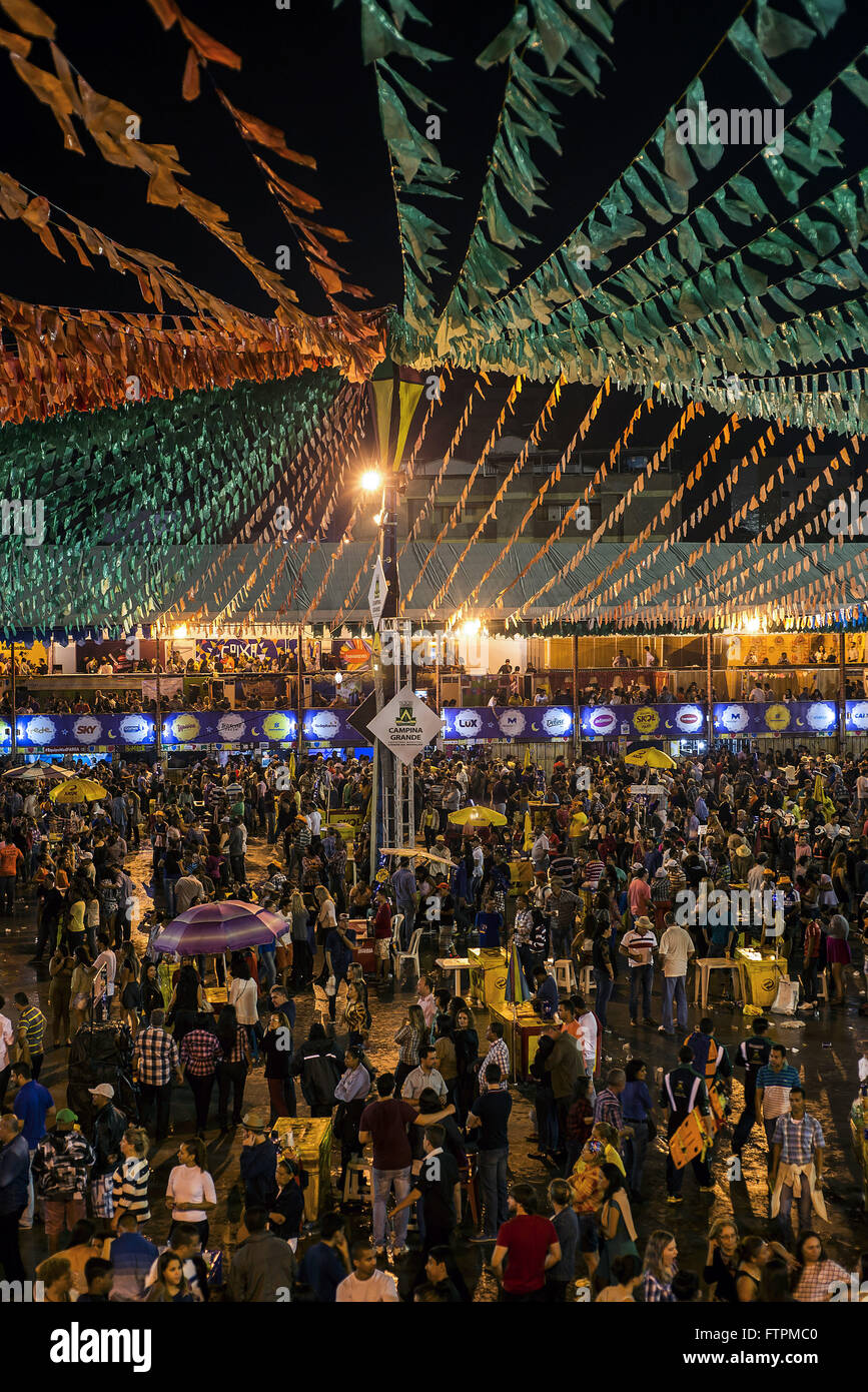 Turistas em decorada area durante una festa junina no Parque do Povo Foto Stock