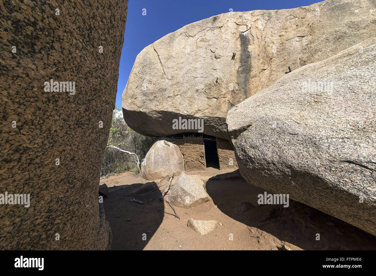 Loca de Zabe - como e conhecida una gruta de pau-a-pique construida sob uma grande rocha Foto Stock