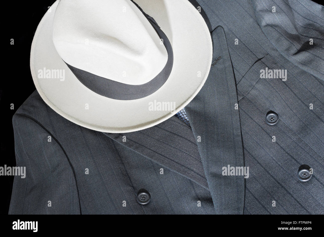 Fedora hat e doppiopetto gessato formale abito grigio camicia su nero Foto Stock