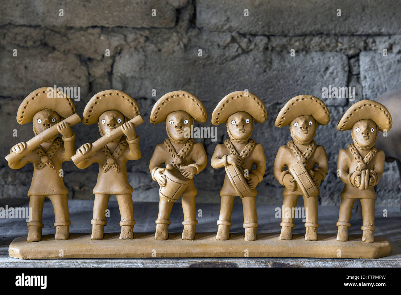 Bonecos de barro representando una banda de Pifanos de Caruaru - artesao Severino Vitalino Foto Stock