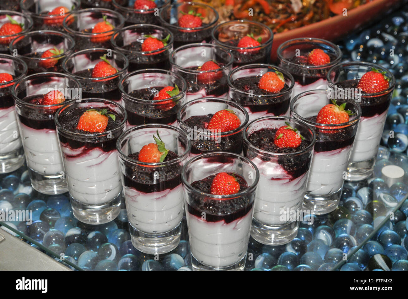 Verrine di frutti rossi nel bicchiere Foto Stock