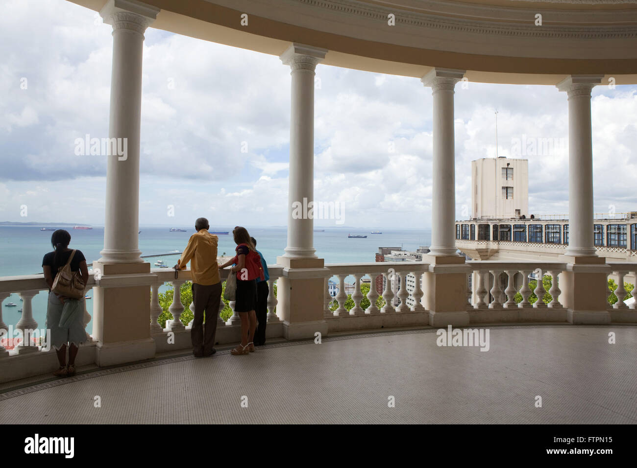 Vista della Baia de Todos os Santos e Lacerda Ascensore dal Palacio Rio Branco Foto Stock