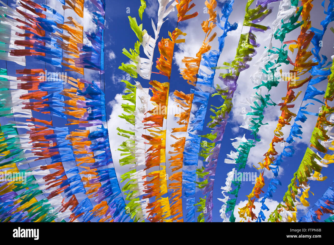 Bandiere colorate utilizzati nella decorazione per giugno festival di Bahia Foto Stock