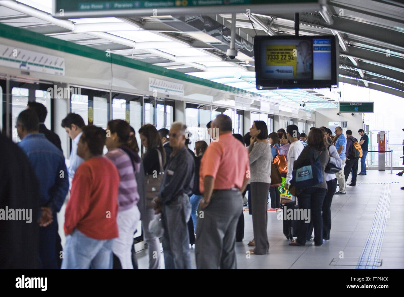I passeggeri sulla ferrovia Tamanduatei Linea 2 piattaforma - Metro verde Foto Stock