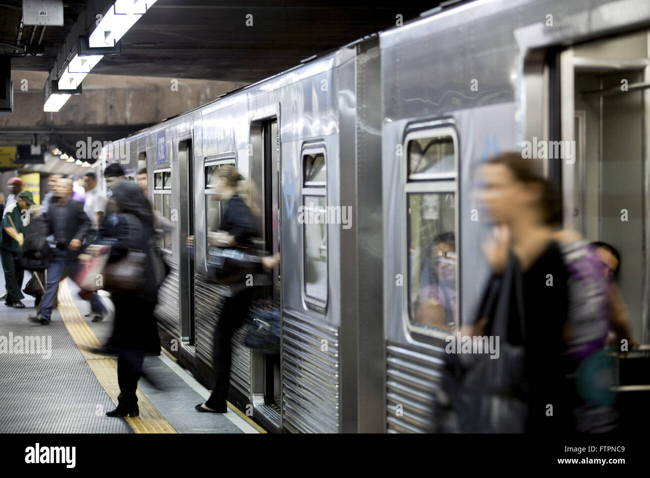 Lo sbarco dei passeggeri ferroviari se la linea 3 - metro rossa Foto Stock