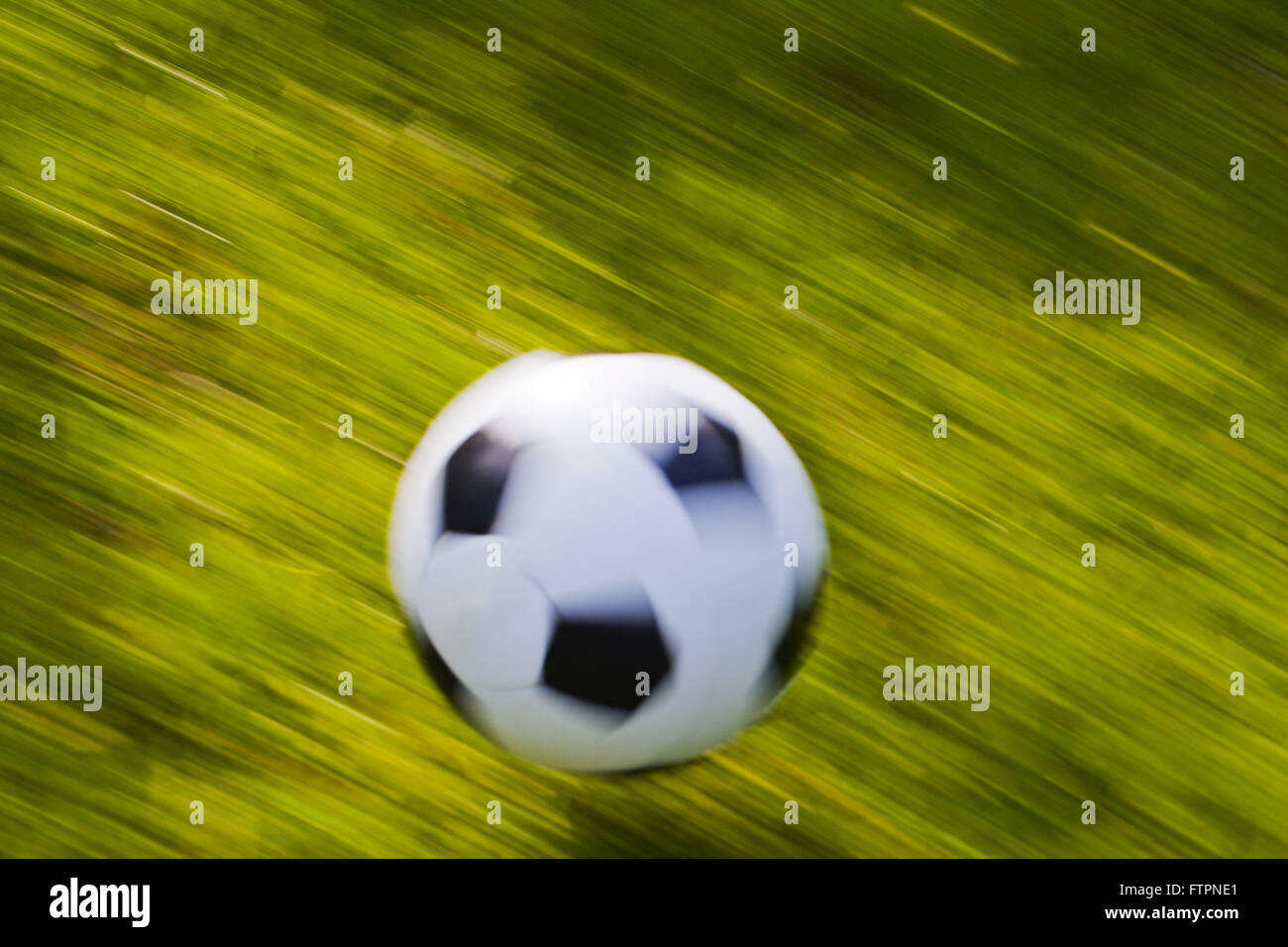 Pallone da calcio in movimento sul prato Foto Stock