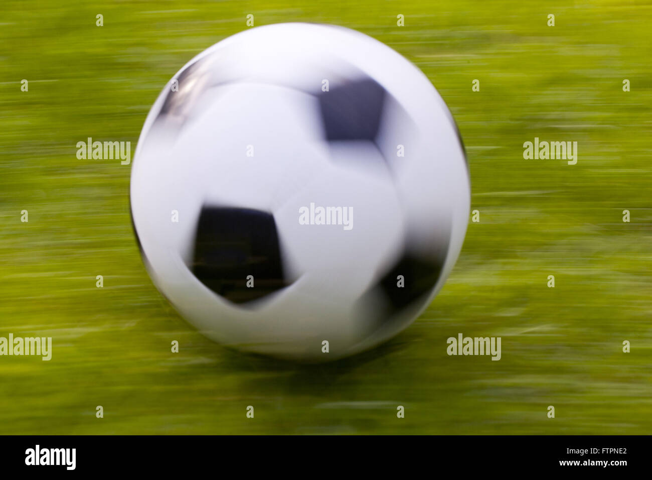 Pallone da calcio in movimento sul prato Foto Stock