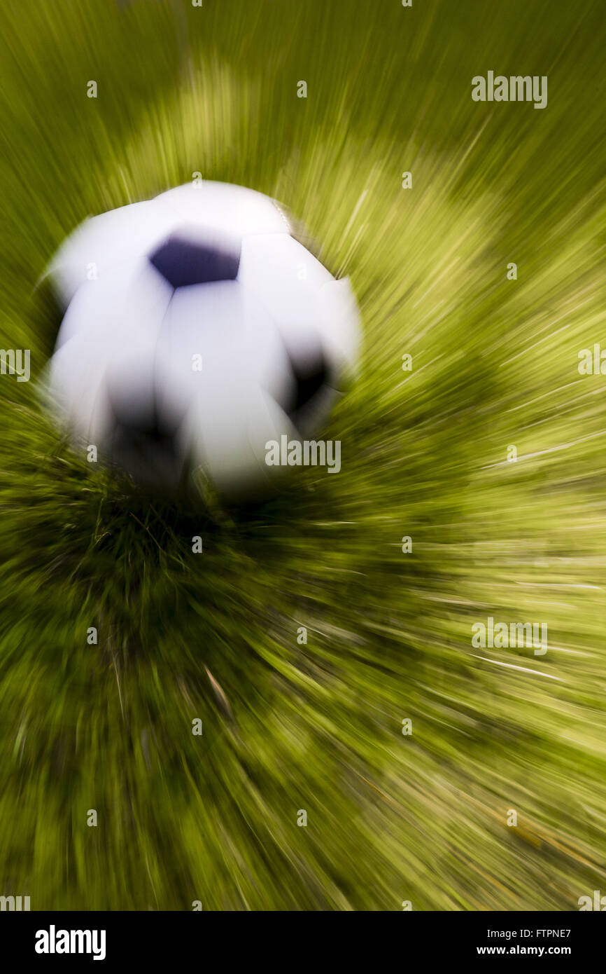 Pallone da calcio in movimento sul prato Foto Stock