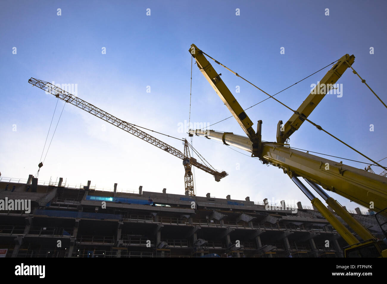 Launcher gru e concreta nel lavoro di costruzione dei Corinzi Stadium Arena Foto Stock