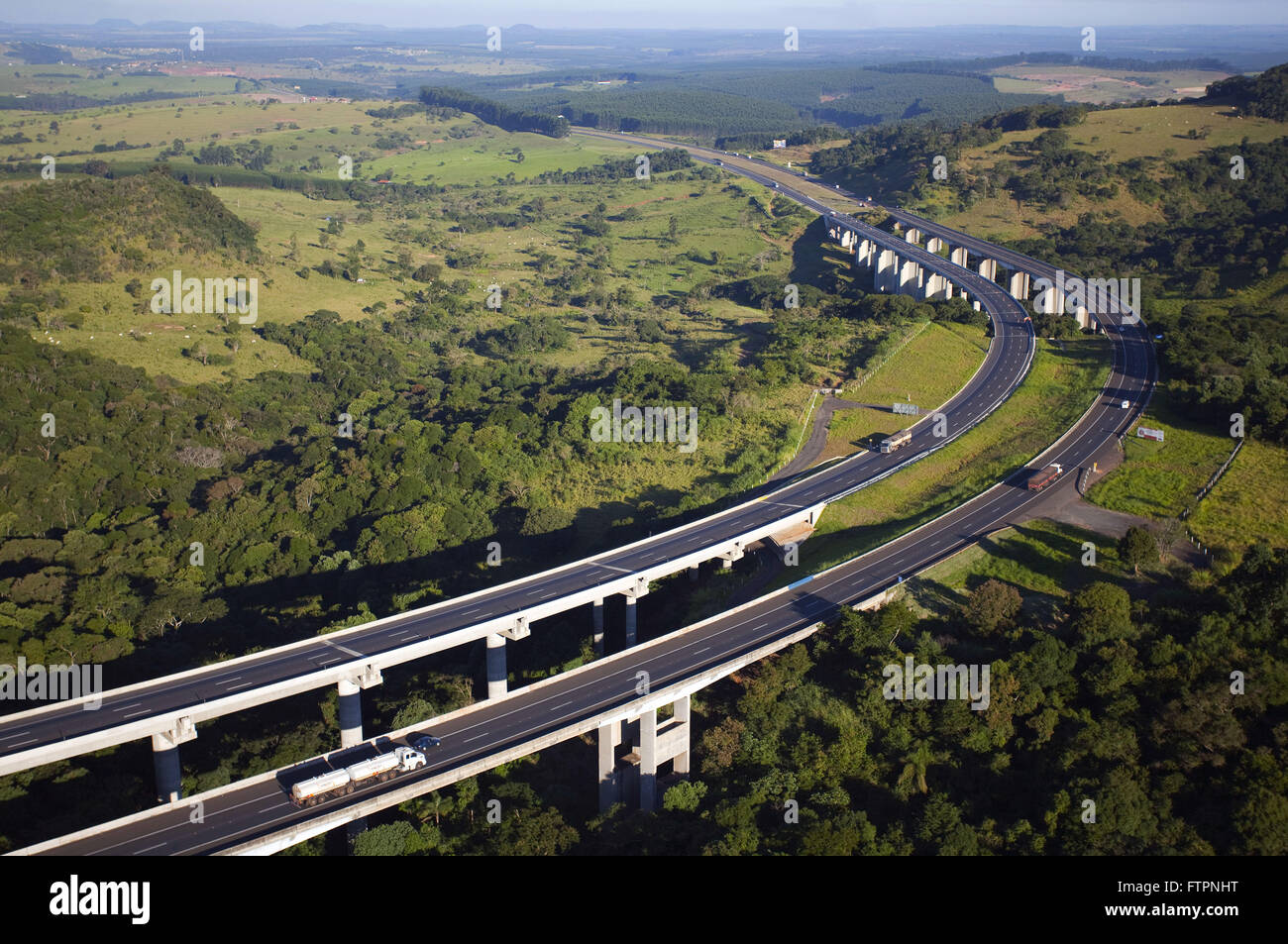 Vista aerea dell'autostrada cavalcavia Castelo Branco SP-280 nelle colline di Botucatu Foto Stock