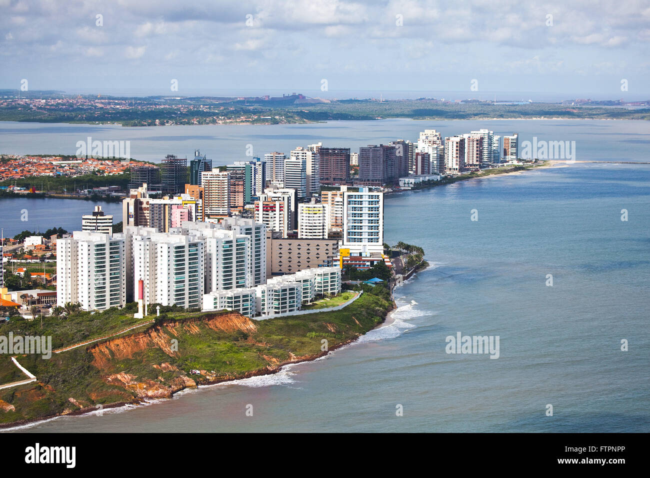 Vista aerea di Sao Marcos sulla spiaggia di ciottoli e di quartiere Foto Stock