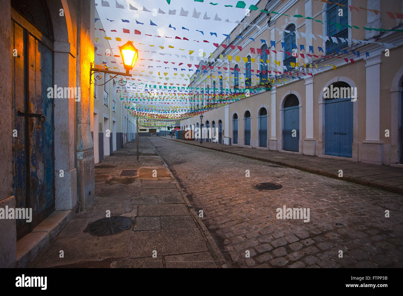 Street Trapiche addobba con bandiere colorate per giugno parte Foto Stock