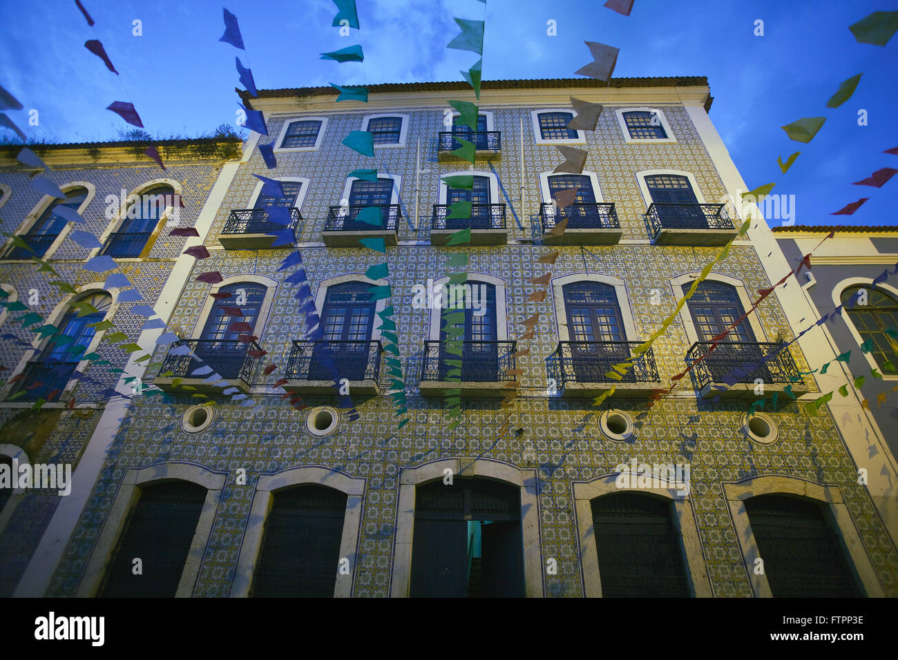 Street decorato con bandiere colorate per giugno parte Foto Stock