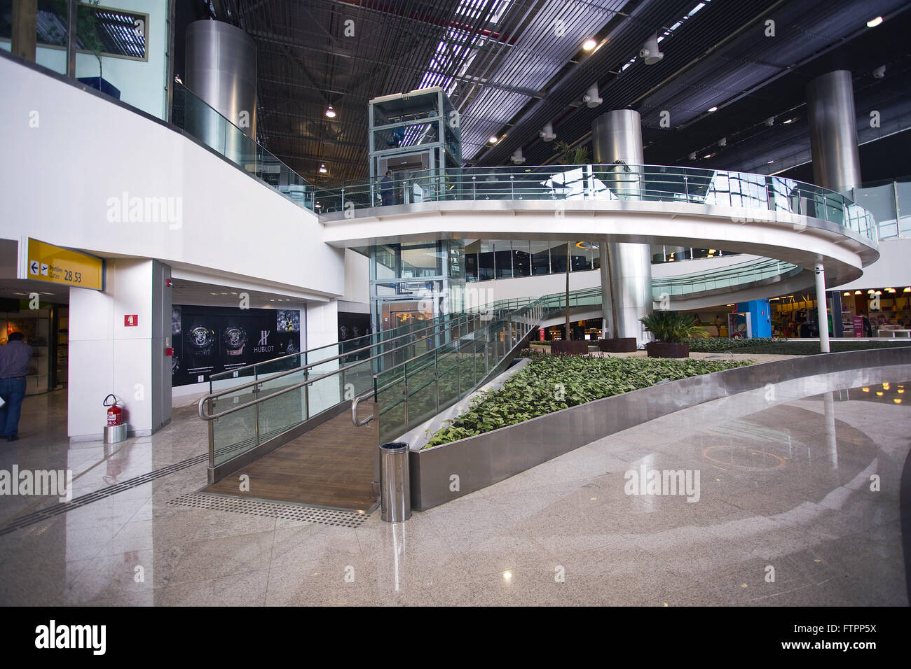 La rampa per il primo piano all'aeroporto internazionale di São Paulo/Guarulhos Foto Stock