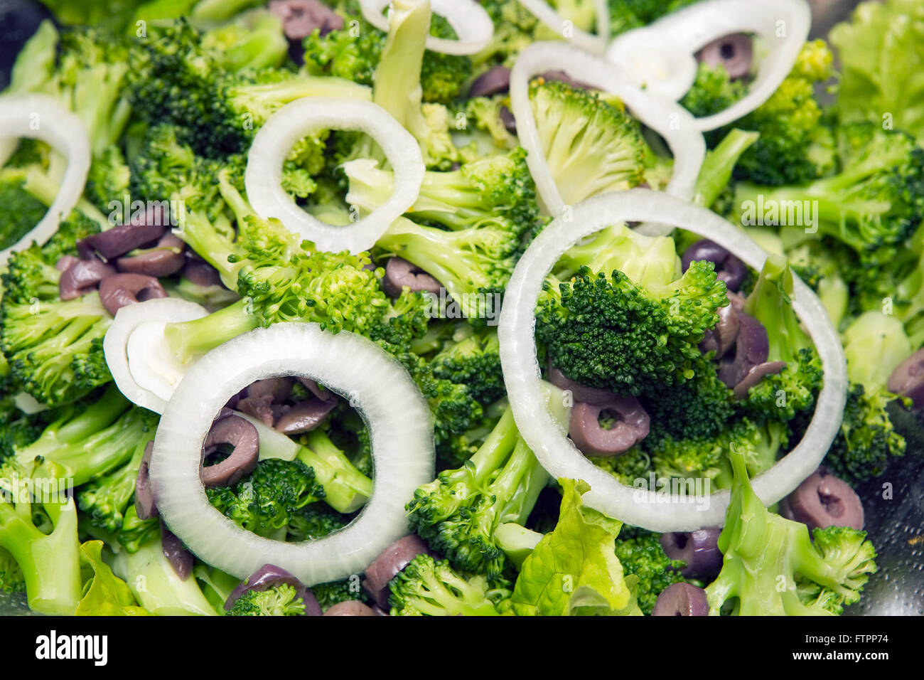 Broccoli e insalata di lattuga, olive e cipolle Foto Stock