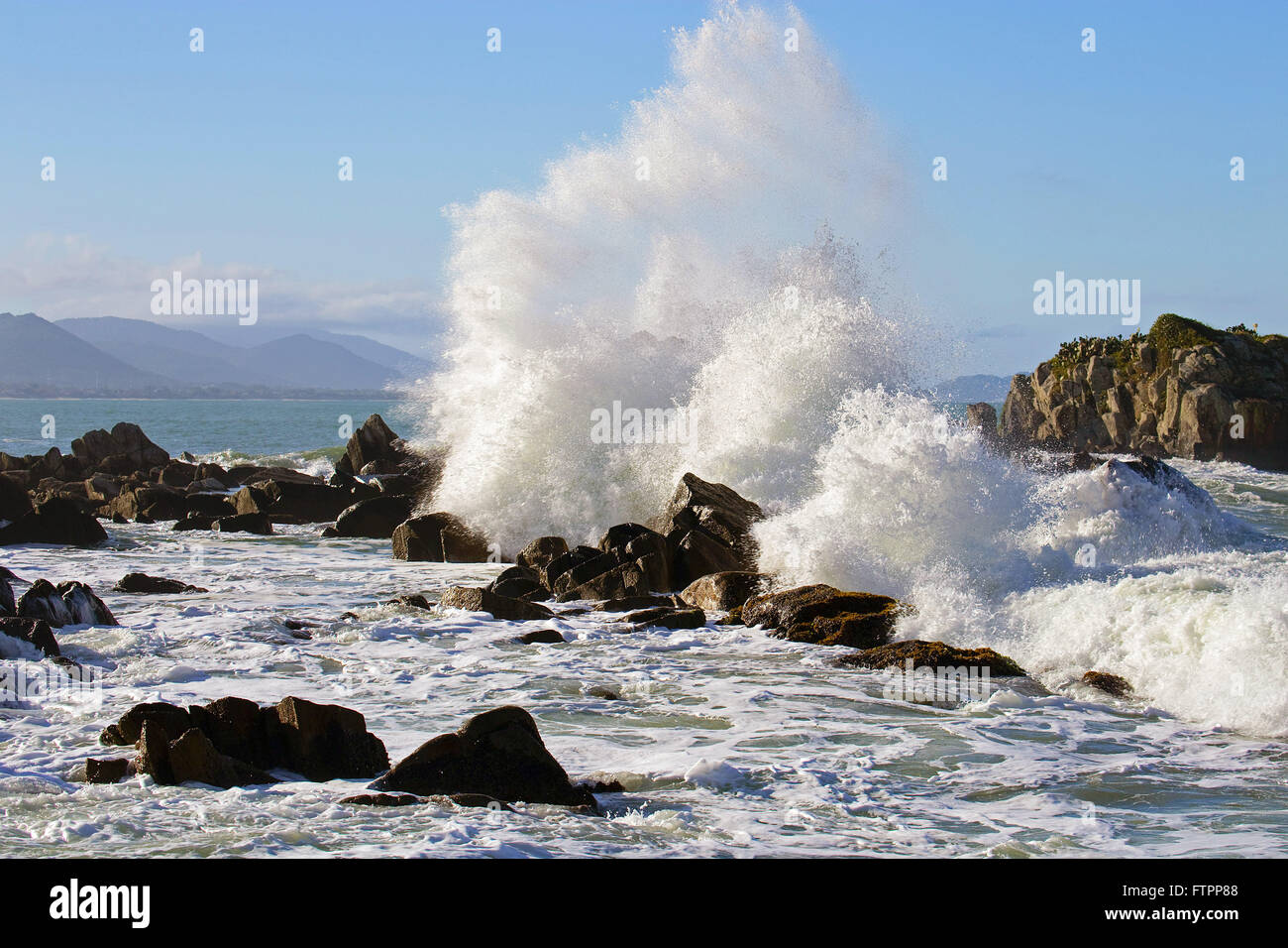 Oceano onde che si infrangono sulle rocce della spiaggia Armacao - il sud dell'isola Foto Stock