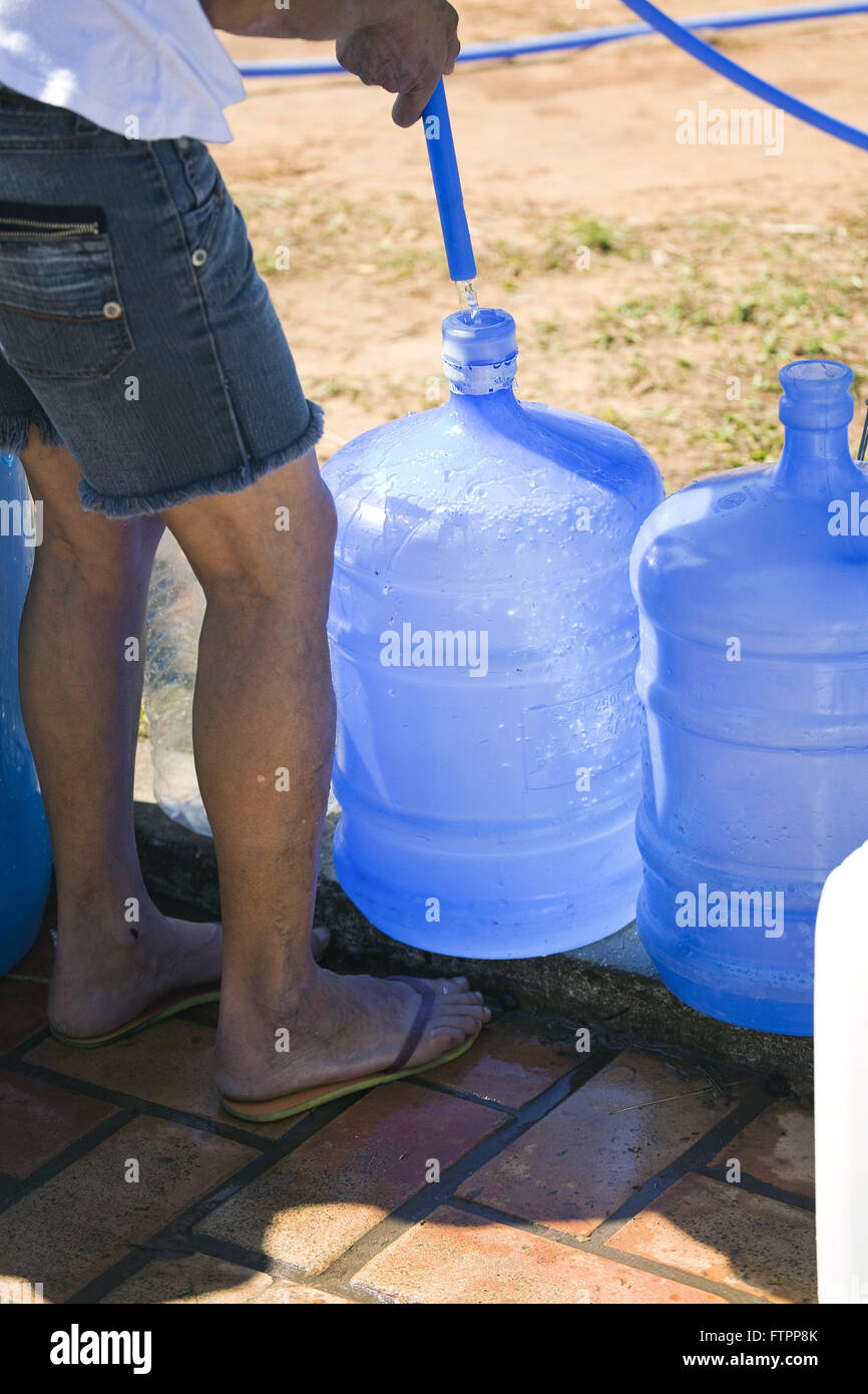 La carburazione residente gallone di acqua serbatoio installato sulla piazza nel Giardino Aeroporto quartiere Foto Stock