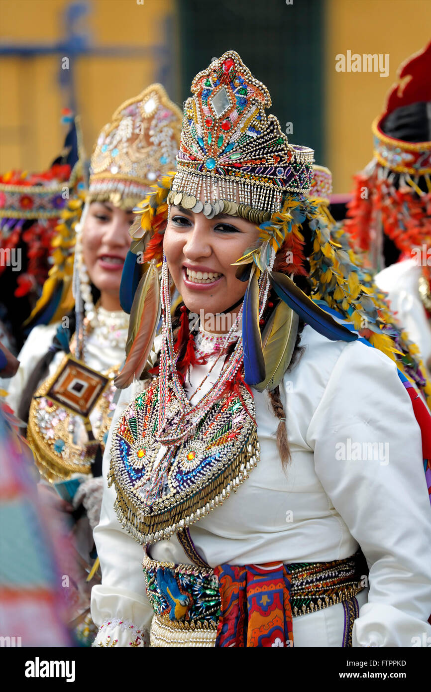 Le donne in costume celebrare la festa della Virgen del Carmen de Paucartambo (Cusco Provincia), vicino a Plaza de Armas, Lima, Peru Foto Stock