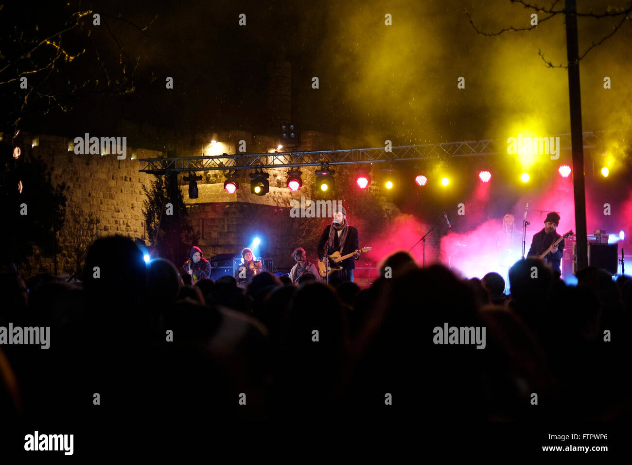 Gerusalemme, Israele, 28 marzo. La cantante israeliana Dudu Tasa eseguire vicino alla Porta di Jaffa come 'Suoni della vecchia citta' music festival si apre in Gerusalemme che offre uno scorcio di diverse tradizioni musicali nella città vecchia di Gerusalemme Israele il 28 marzo 2016. I tre-night music festival avrà luogo nei vicoli, nelle strade e piazze di tre quarti della Città Vecchia con ensemble e bande sparsi in zona. Foto Stock