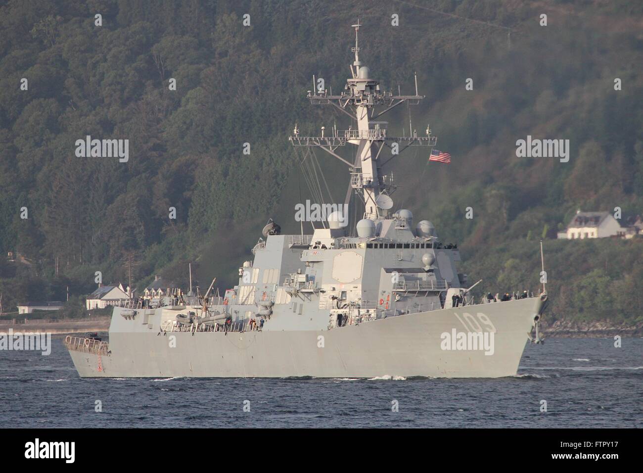 USS Jason Dunham (DDG-109), un Arleigh Burke-class destroyer del Navy US, arrivando per esercitare congiuntamente il guerriero 14-2. Foto Stock