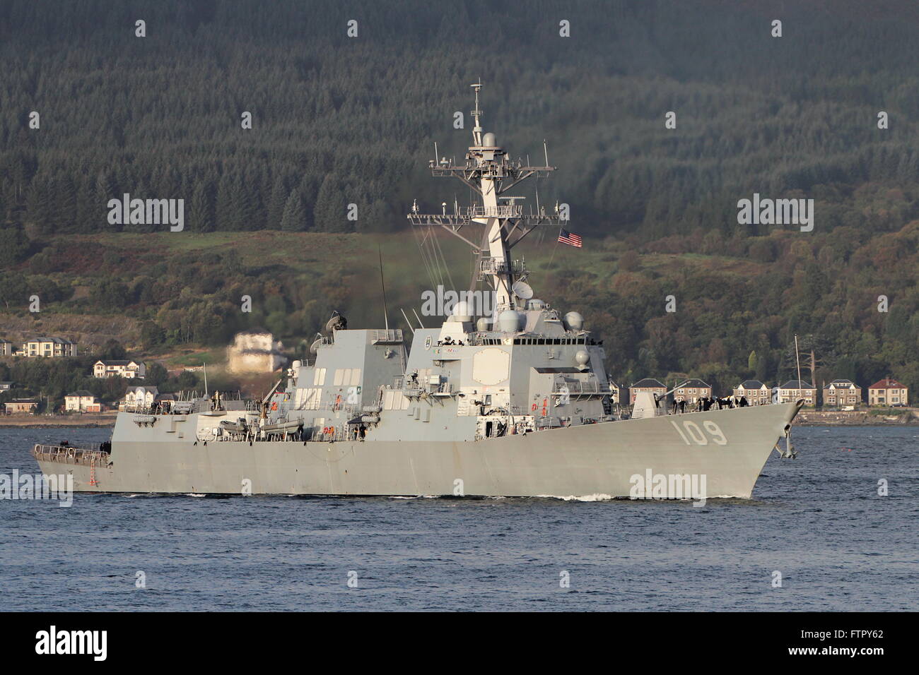 USS Jason Dunham (DDG-109), un Arleigh Burke-class destroyer del Navy US, arrivando per esercitare congiuntamente il guerriero 14-2. Foto Stock